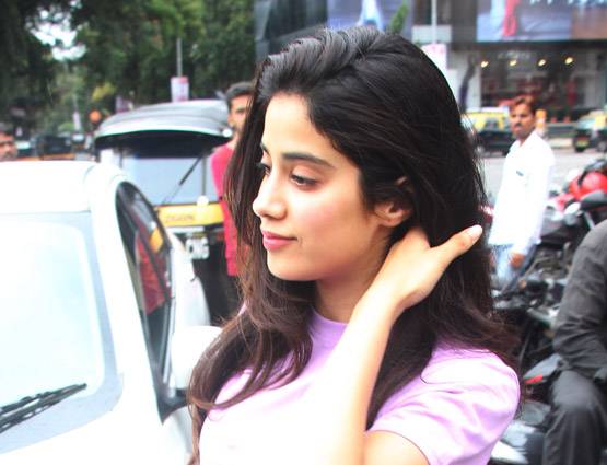 ईशान खट्टर के साथ रेस्टोरेंट गईं जाह्नवी कपूर, कैमरे से बचने के लिए दोनों निकले अलग-अलग