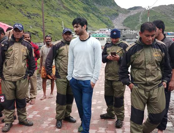 PHOTOS: शूटिंग से पहले 'केदारनाथ' के दर्शन करने पहुंचे सारा-सुशांत