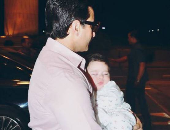 PHOTOS: MOMMY करीना के साथ छुट्ट‍ियों का मजा लेते दिखे तैमूर