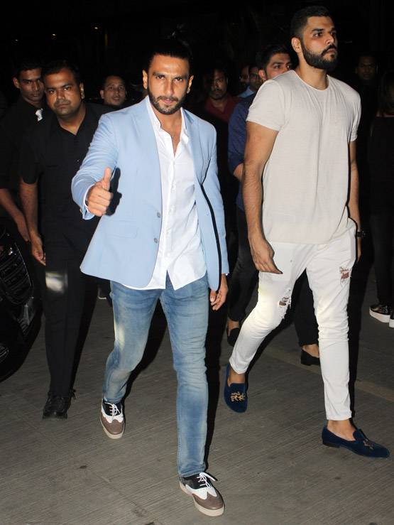 रणवीर-दीपिका की डिनर डेट पर पहुंचे युवराज. देखें क्या किया दीपिका ने