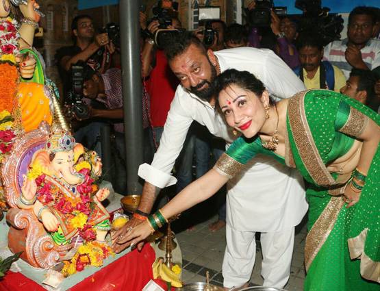 फिल्म के लिए बप्पा की शरण में आए संजय दत्त, हरे रंग की साड़ी में छाईं मान्यता