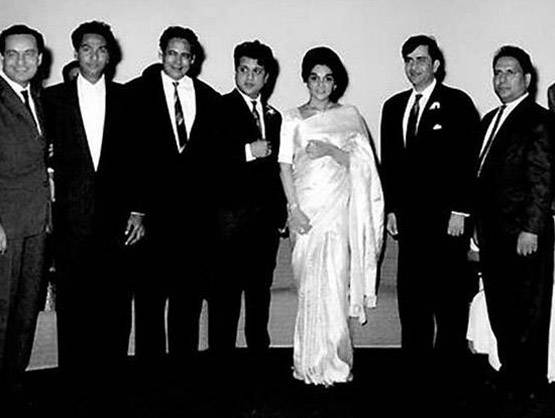 प्यार के एक दीदार के लिए घंटों घर के बाहर खड़ा रहता था ये मशहूर सिंगर