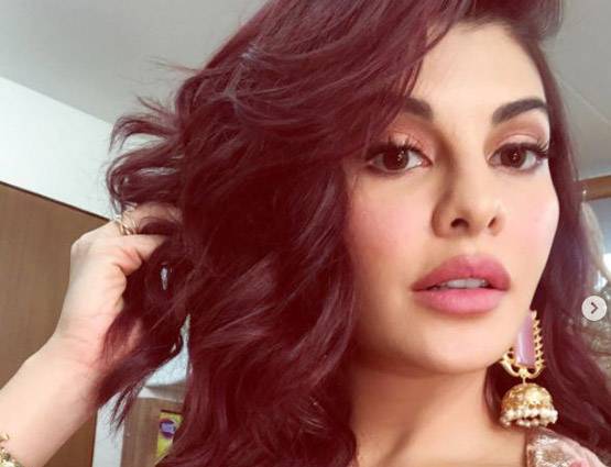 जैकलीन ने बैकलेस टॉप में पोस्ट की PHOTO, सोशल मीडिया हुआ दीवाना