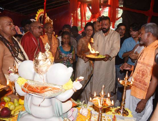 PHOTOS: गणपति बप्पा के पंडाल में पत्नी के साथ आरती करते नजर आए संजय