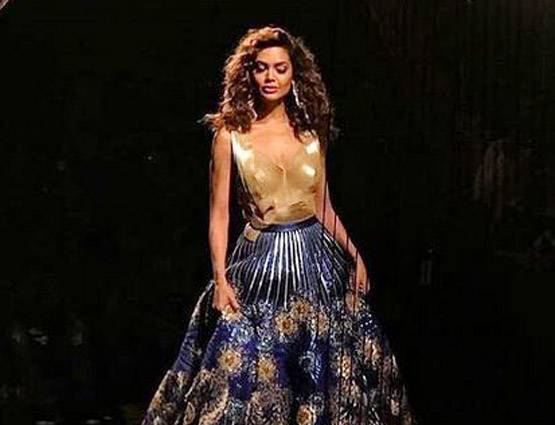 ईशा गुप्ता ने एक बार फिर शेयर की अपनी बोल्ड PHOTO