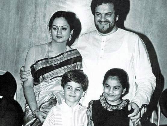 प्यार के एक दीदार के लिए घंटों घर के बाहर खड़ा रहता था ये मशहूर सिंगर