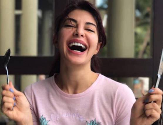 जैकलीन ने बैकलेस टॉप में पोस्ट की PHOTO, सोशल मीडिया हुआ दीवाना