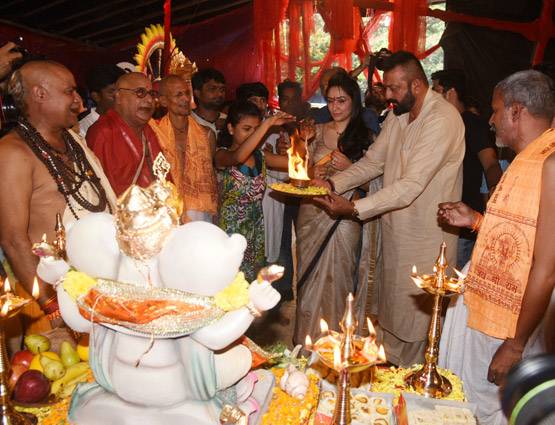 PHOTOS: गणपति बप्पा के पंडाल में पत्नी के साथ आरती करते नजर आए संजय