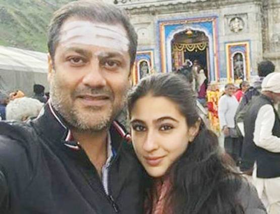 PHOTOS: शूटिंग से पहले 'केदारनाथ' के दर्शन करने पहुंचे सारा-सुशांत