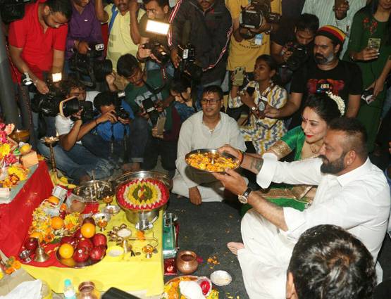 फिल्म के लिए बप्पा की शरण में आए संजय दत्त, हरे रंग की साड़ी में छाईं मान्यता