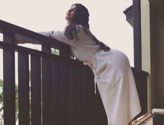 जैकलीन ने बैकलेस टॉप में पोस्ट की PHOTO, सोशल मीडिया हुआ दीवाना