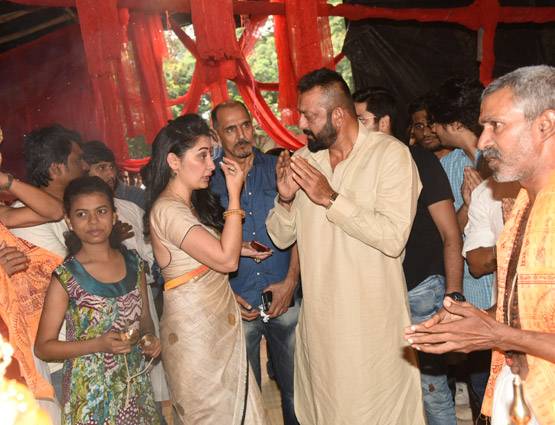 PHOTOS: गणपति बप्पा के पंडाल में पत्नी के साथ आरती करते नजर आए संजय