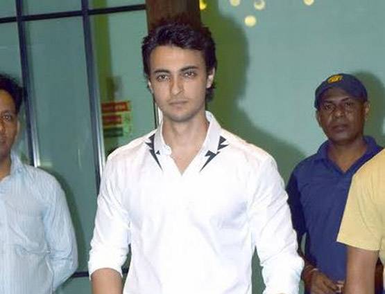 बहन अर्पिता के घर बप्पा के दर्शन करने पहुंचे सलमान, मलाइका से लेकर यूलिया तक ये CELEBS भी आए नजर