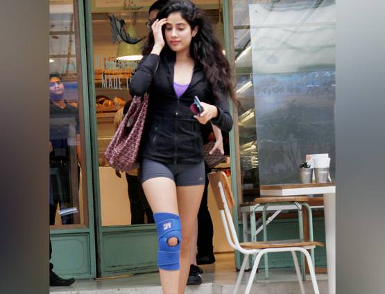 PHOTOS: पैर में चोट, फिर भी गजब ढा रहा है जाह्नवी कपूर का स्टाइल