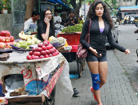 PHOTOS: पैर में चोट, फिर भी गजब ढा रहा है जाह्नवी कपूर का स्टाइल