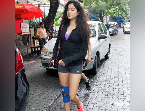 PHOTOS: पैर में चोट, फिर भी गजब ढा रहा है जाह्नवी कपूर का स्टाइल