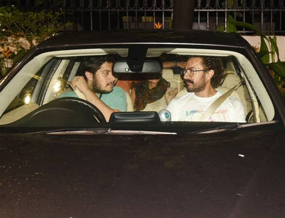 PHOTOS: बेटे जुनैद का प्ले देखने पहुंचे आमिर खान, 'दंगल गर्ल' भी थीं साथ