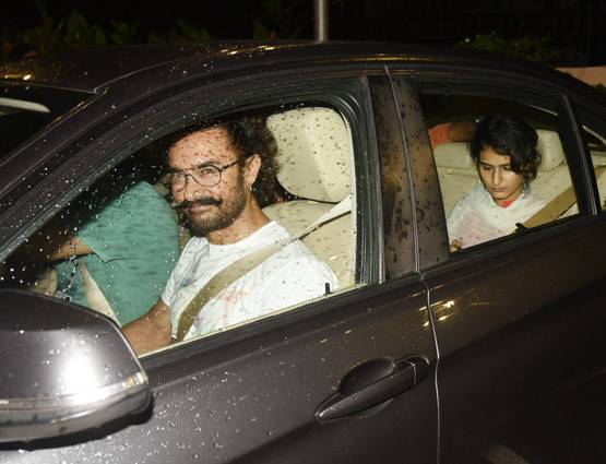 PHOTOS: बेटे जुनैद का प्ले देखने पहुंचे आमिर खान, 'दंगल गर्ल' भी थीं साथ