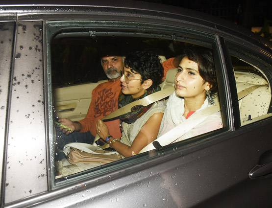 PHOTOS: बेटे जुनैद का प्ले देखने पहुंचे आमिर खान, 'दंगल गर्ल' भी थीं साथ