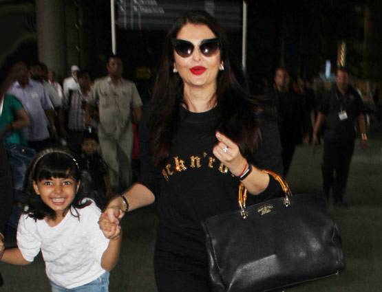 कैमरों के सामने उछलती-कूदती दिखी अराध्या, देखें ये क्यूट  PHOTOS