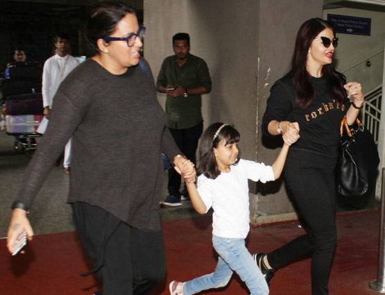 कैमरों के सामने उछलती-कूदती दिखी अराध्या, देखें ये क्यूट  PHOTOS