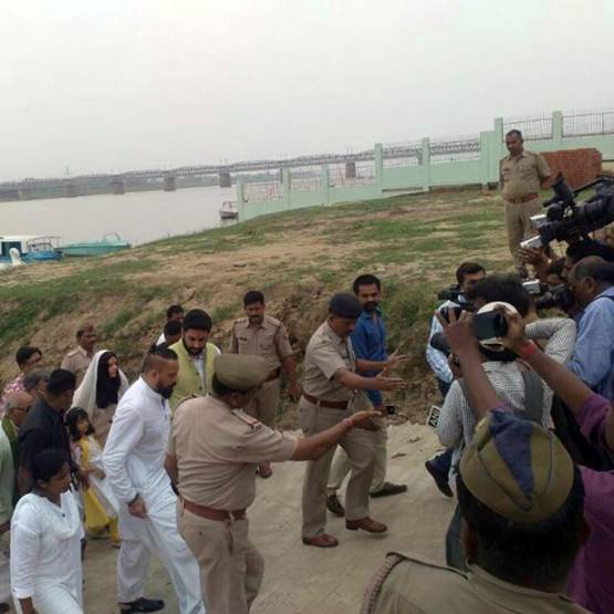 PHOTOS: ऐश्वर्या अभि‍षेक संग पिता की अस्थियां विसर्जित करने संगम पहुंची