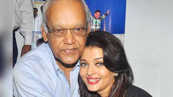 PHOTOS: ऐश्वर्या अभि‍षेक संग पिता की अस्थियां विसर्जित करने संगम पहुंची