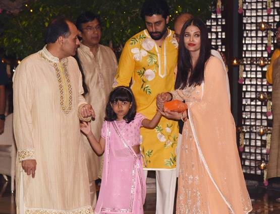 मुकेश अंबानी के घर गणेशोत्सव.. बॉलीवुड सितारों का लगा जमावड़ा