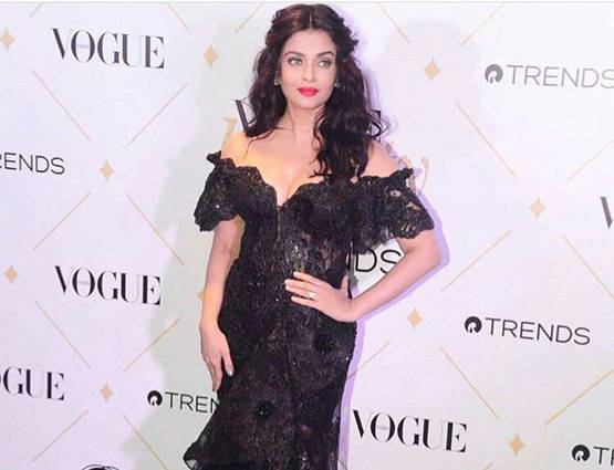 बच्चन परिवार की बहू और बेटियों का दिखा ग्लैमरस अंदाज...