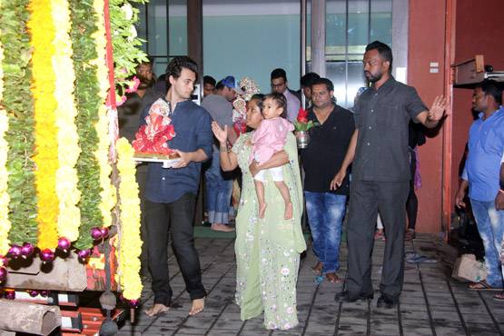 Ganpati Visarjan 2017: सलमान के घर के गार्डन में हुअा गणपति विसर्जन, photos