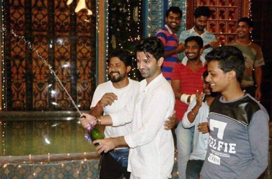 भाई की शादी में इस एक्टर के पीछे पड़ गए थे फैन्स, फिल्मों में हुआ BOLD