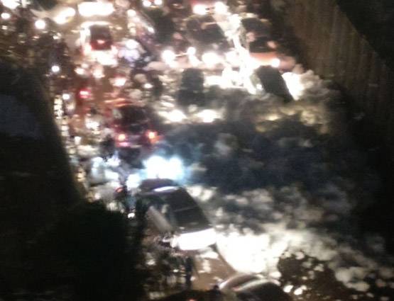 बंगलुरु की बेलंदूर झील से निकली जहरीली झाग, लोग परेशान