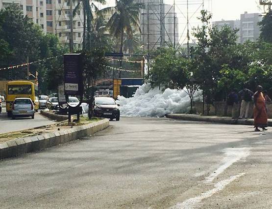 बंगलुरु की बेलंदूर झील से निकली जहरीली झाग, लोग परेशान