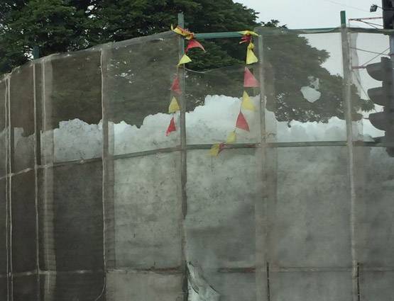 बंगलुरु की बेलंदूर झील से निकली जहरीली झाग, लोग परेशान