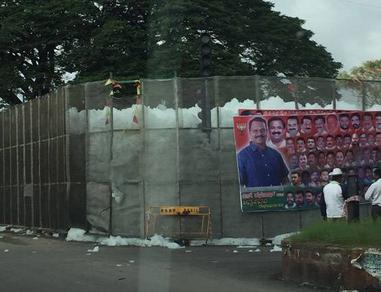 बंगलुरु की बेलंदूर झील से निकली जहरीली झाग, लोग परेशान