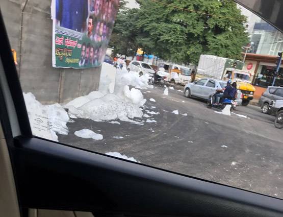 बंगलुरु की बेलंदूर झील से निकली जहरीली झाग, लोग परेशान