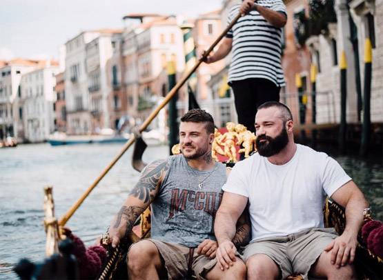 रोमांटिक अंदाज में किया प्रपोज, सोशल मीडिया पर VIRAL इस कपल की लव स्टोरी