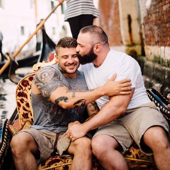 रोमांटिक अंदाज में किया प्रपोज, सोशल मीडिया पर VIRAL इस कपल की लव स्टोरी