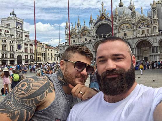 रोमांटिक अंदाज में किया प्रपोज, सोशल मीडिया पर VIRAL इस कपल की लव स्टोरी