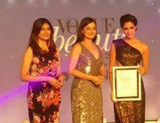 बच्चन परिवार की बहू और बेटियों का दिखा ग्लैमरस अंदाज...