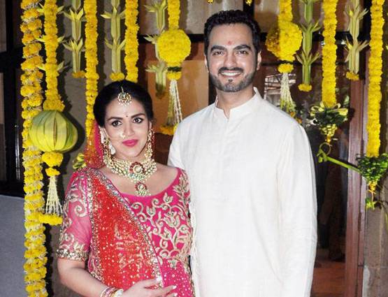 PHOTOS रानी पिंक कलर में ईशा देओल ने क्या खूब जमाया गोद भराई का रंग