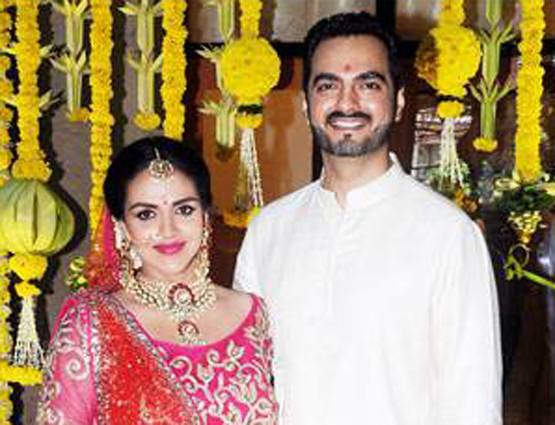 PHOTOS रानी पिंक कलर में ईशा देओल ने क्या खूब जमाया गोद भराई का रंग