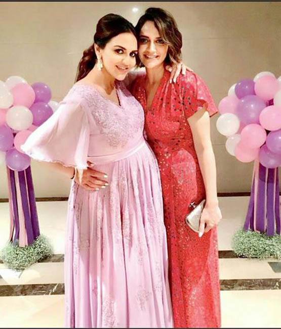 PHOTOS: ईशा देओल के लिए बहन आहना ने रखी सरप्राइज पार्टी