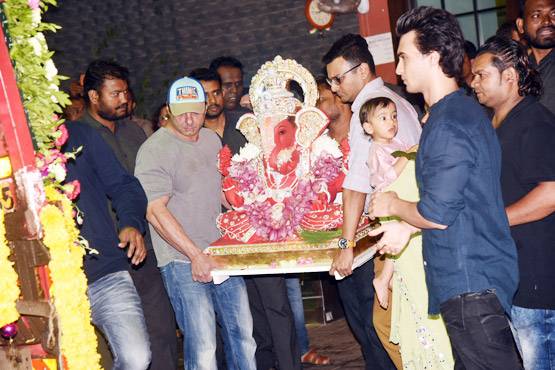 Ganpati Visarjan 2017: सलमान के घर के गार्डन में हुअा गणपति विसर्जन, photos