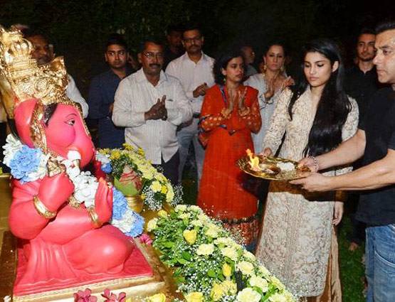 ये बॉलीवुड स्टार्स है गणेश भक्त, यहां हर साल विराजते हैं बप्पा