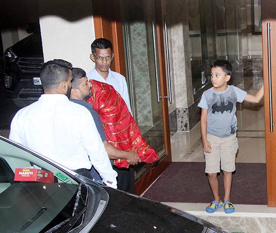 PHOTOS: विवेक ओबेराय घर लाए गणपति, संजय दत्त के घर भी आए बप्पा