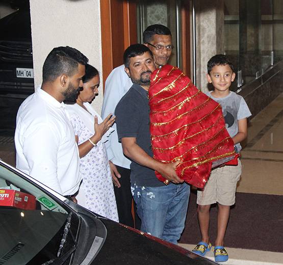 PHOTOS: विवेक ओबेराय घर लाए गणपति, संजय दत्त के घर भी आए बप्पा