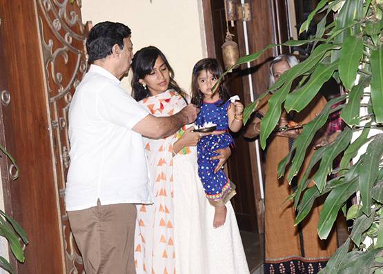 PHOTOS: विवेक ओबेराय घर लाए गणपति, संजय दत्त के घर भी आए बप्पा