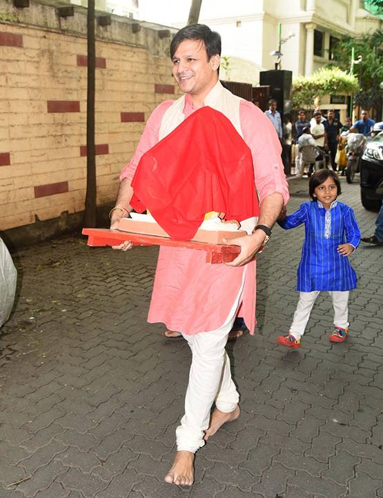 PHOTOS: विवेक ओबेराय घर लाए गणपति, संजय दत्त के घर भी आए बप्पा