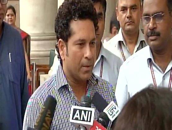 वोट डालने संसद पहुंचीं रेखा ने डिंपल संग दिया पोज, सचिन भी पहुंचे